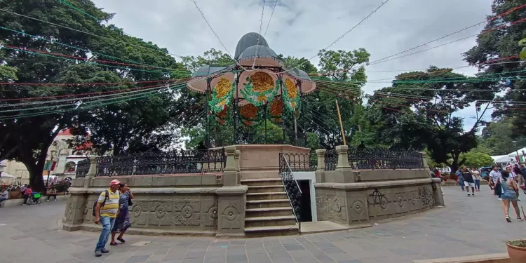 Fotos: Lisbeth Mejía Reyes // El quiosco de la capital oaxaqueña, un sitio para el disfrute de las familias, el descanso y la libre manifestación que ha dejado su huella en la cantera.