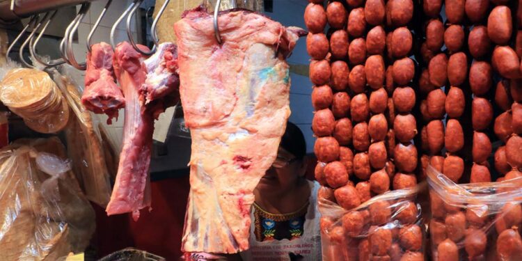 Foto: Adrián Gaytán // La comerciante Reyna Mejía señala que el producto pasa por una revisión sanitaria en el rastro.