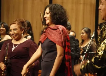 La flautista Yadira Guevara recibió ovaciones tras el estreno mundial de “Invocando a la lluvia”.