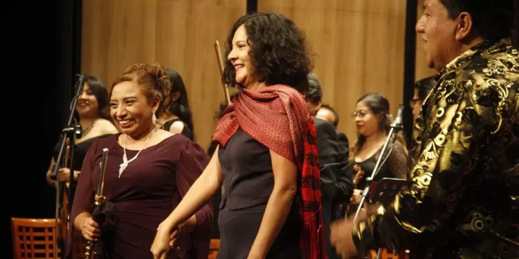 La flautista Yadira Guevara recibió ovaciones tras el estreno mundial de “Invocando a la lluvia”.
