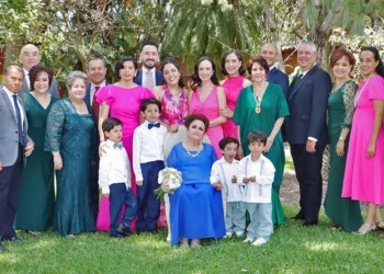 La señora Rosa Silvia García acompañada de sus cuatro hijas, nietos y bisnietos en un emotivo festejo familiar.
