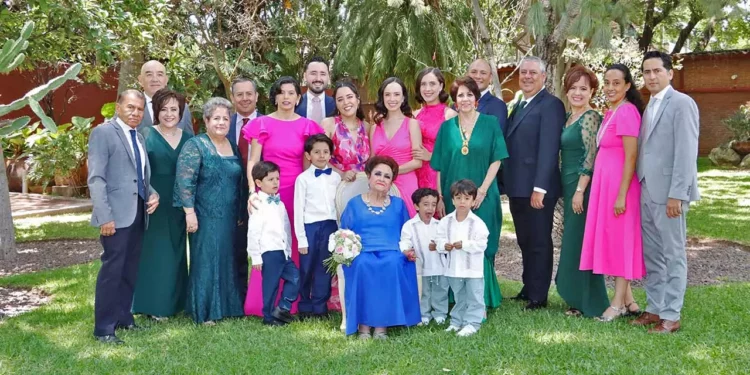 La señora Rosa Silvia García acompañada de sus cuatro hijas, nietos y bisnietos en un emotivo festejo familiar.