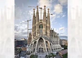 La nueva torre será la pieza central del complejo, rodeada por otras cinco: una dedicada a la Virgen María y cuatro más pequeñas en honor a los evangelistas.