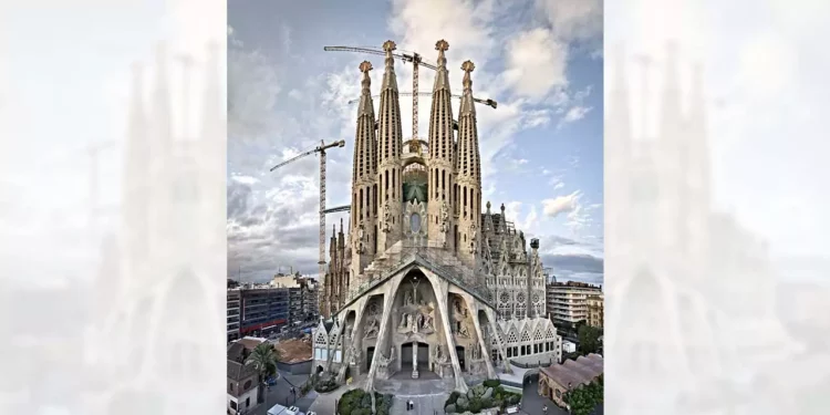 La nueva torre será la pieza central del complejo, rodeada por otras cinco: una dedicada a la Virgen María y cuatro más pequeñas en honor a los evangelistas.