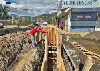 Fotos: Ayuntamiento de Oaxaca de Juárez // La vialidad dañada por años de negligencia requiere un trabajo de drenaje pluvial y reencarpetamiento con concreto hidráulico.