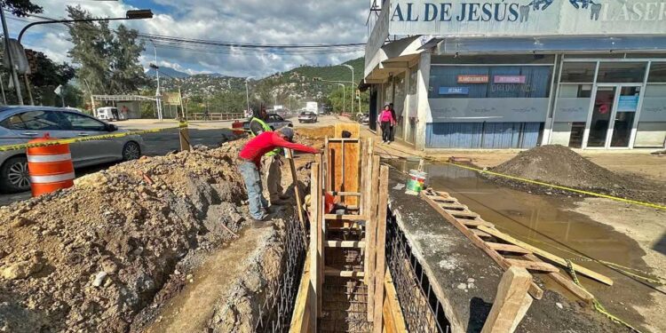 Fotos: Ayuntamiento de Oaxaca de Juárez // La vialidad dañada por años de negligencia requiere un trabajo de drenaje pluvial y reencarpetamiento con concreto hidráulico.