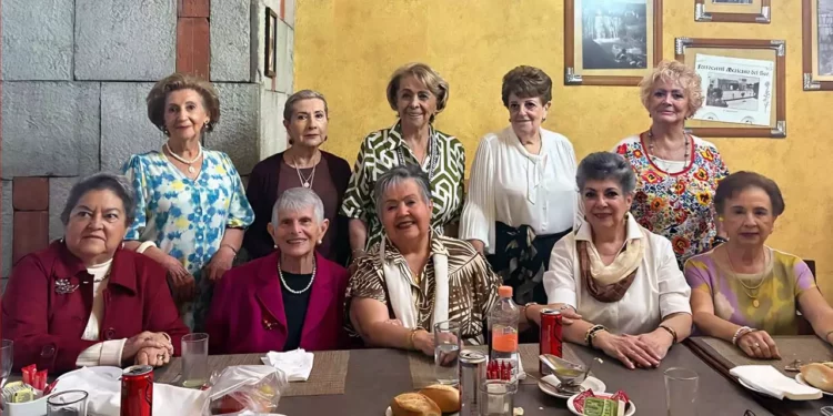Fotos: Rubén Morales // Las festejadas estuvieron rodeadas de amigas entrañables, quienes disfrutaron de un delicioso desayuno.