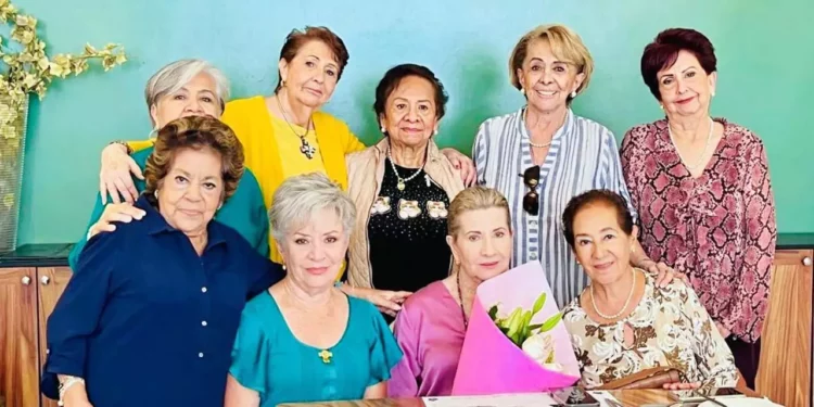Fotos: cortesía // Las grandes amigas de la cumpleañera la colmaron de cariño y buenos deseos.