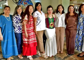 Las presentes consintieron a Karina y le demostraron su afecto en esta significativa fecha
