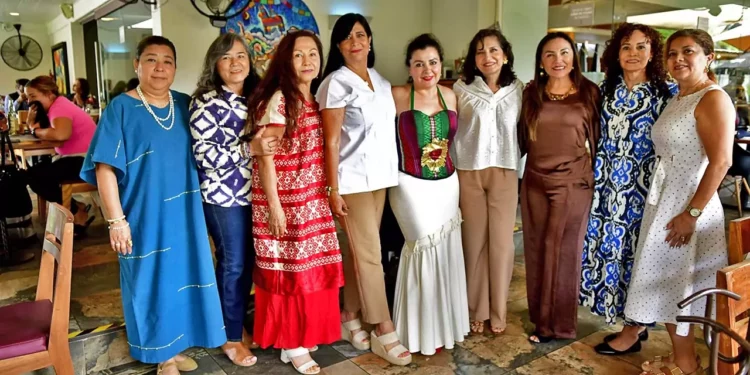 Las presentes consintieron a Karina y le demostraron su afecto en esta significativa fecha
