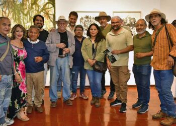 Fotos: Rubén Morales // Muy contento, el maestro Raúl Herrera rodeado de amigos artistas que celebraron con él esta importante muestra.