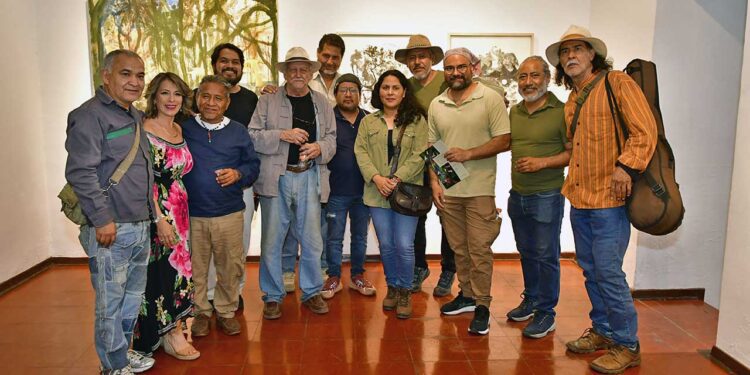 Fotos: Rubén Morales // Muy contento, el maestro Raúl Herrera rodeado de amigos artistas que celebraron con él esta importante muestra.