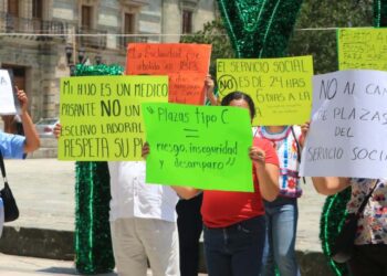 Foto: Adrián Gaytán // Madres y padres de estudiantes de Medicina en Oaxaca, protestan ante la falta de garantías en la prestación del servicio social.