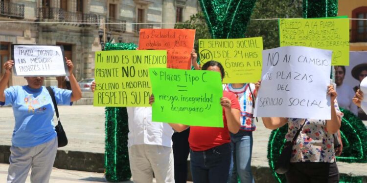 Foto: Adrián Gaytán // Madres y padres de estudiantes de Medicina en Oaxaca, protestan ante la falta de garantías en la prestación del servicio social.
