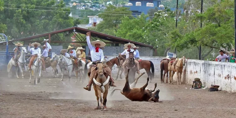 Realizan su tradicional Charreada de Independencia en el marco de las Fiestas Patrias.
