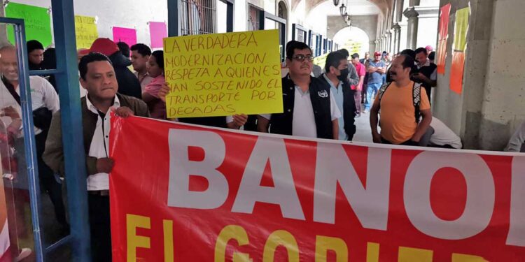 Foto: Jesús Santiago // Trabajadores de la empresa Choferes del Sur denunciaron presuntas irregularidades en la operación del nuevo sistema de transporte.