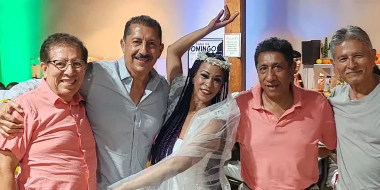 Fotos: Omar Maya/ Gil Obed González // Un buen momento con su familia y amigos disfrutó Alejandro Mondragón.