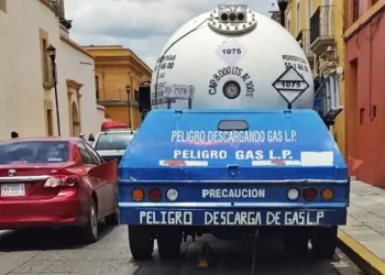 Una pipa de gas detenida en el centro de la ciudad de Oaxaca bloqueando la ciclovía.