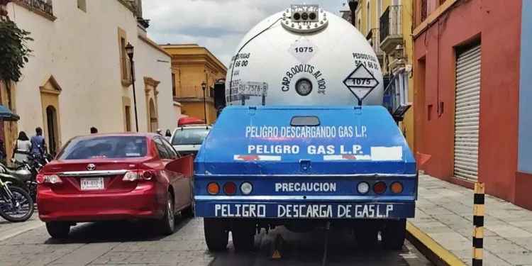 Una pipa de gas detenida en el centro de la ciudad de Oaxaca bloqueando la ciclovía.