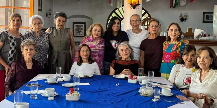Foto: cortesía // Alma Concha y Lolita Tapia compartieron una alegre mañana acompañadas de entrañables amigas que las colmaron de felicitaciones.