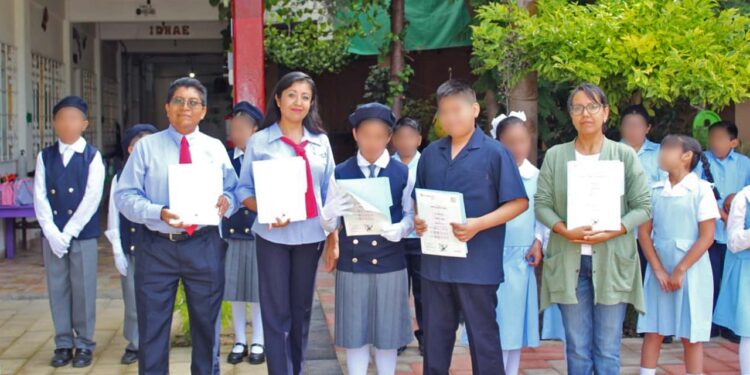 Alumnos recibieron su certificación en el inicio del ciclo escolar 2025-2026.
