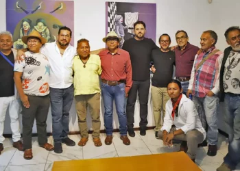 Destacados creadores oaxaqueños acompañaron al maestro Charis en este significativo evento.