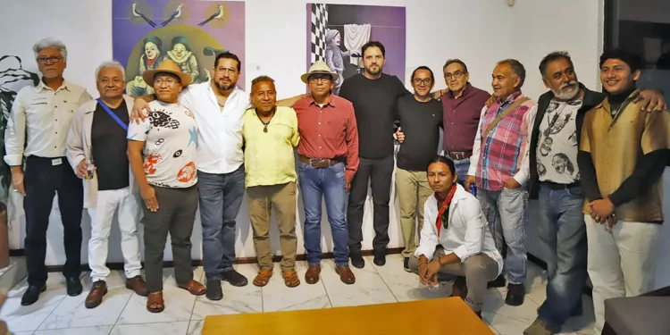 Destacados creadores oaxaqueños acompañaron al maestro Charis en este significativo evento.
