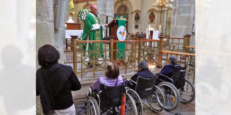 Foto: Adrián Gaytán // El arzobispo Pedro Vázquez Villalobos en su homilía dominical, en Catedral.