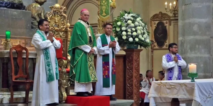 Foto: Adrián Gaytán // El arzobispo Pedro Vázquez Villalobos, presidió la homilía dominical en Catedral.