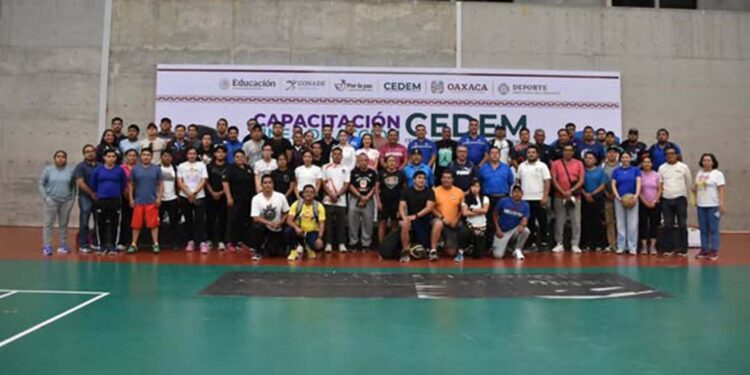 Entrenadores de baloncesto fueron capacitados.