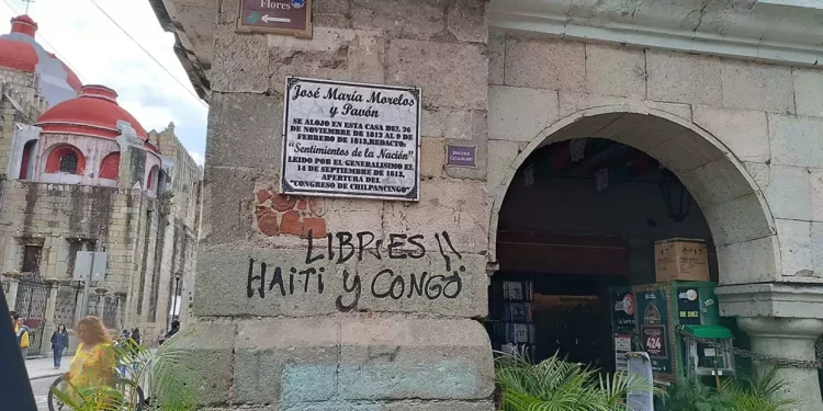 El Portal de las Flores conserva una placa que recuerda que ahí estuvo el general José María Morelos.