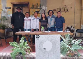 Foto: Lisbeth Mejía Reyes // El equipo de OaxacaCine presentó su programación en compañía del cineasta Yovegami Ascona Mora y de autoridades de Tlahuitoltepec.