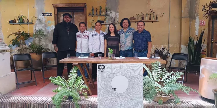 Foto: Lisbeth Mejía Reyes // El equipo de OaxacaCine presentó su programación en compañía del cineasta Yovegami Ascona Mora y de autoridades de Tlahuitoltepec.