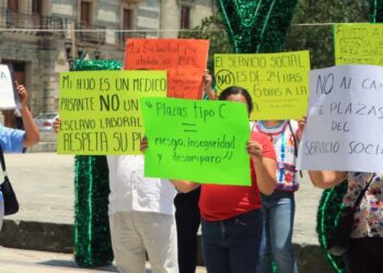 Foto: Adrián Gaytán // Estudiantes de Medicina y sus padres protestaron el domingo con pancartas contra la explotación del Servicio Social.