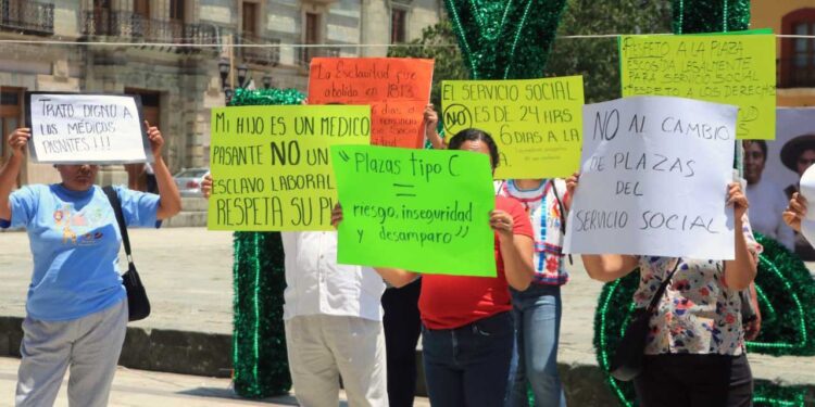 Foto: Adrián Gaytán // Estudiantes de Medicina y sus padres protestaron el domingo con pancartas contra la explotación del Servicio Social.