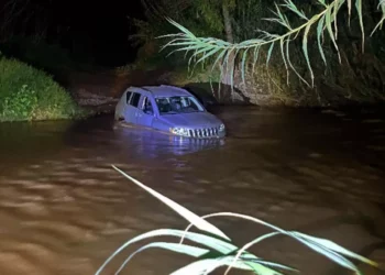 Intentaron cruzar el río a bordo de su camioneta.