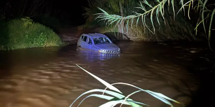 Intentaron cruzar el río a bordo de su camioneta.