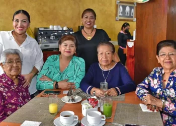Fotos: Rubén Morales // Juanita Santiago, las maestras: Amelia Juárez, Silvia Juárez, Silvia Morales, Lirio Morales y Pao Acevedo.
