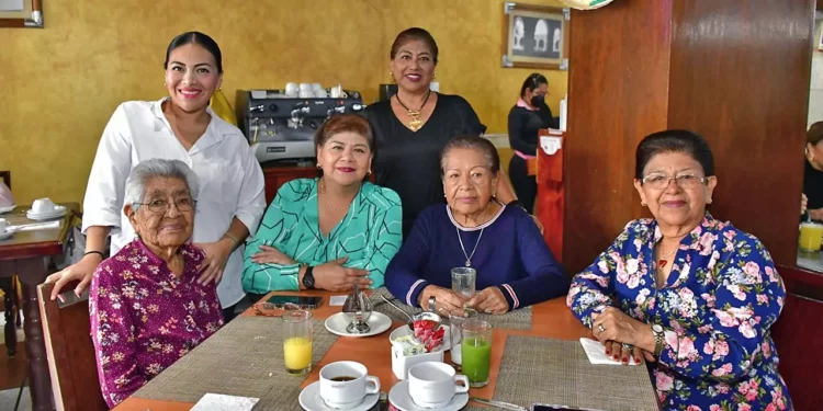 Fotos: Rubén Morales // Juanita Santiago, las maestras: Amelia Juárez, Silvia Juárez, Silvia Morales, Lirio Morales y Pao Acevedo.
