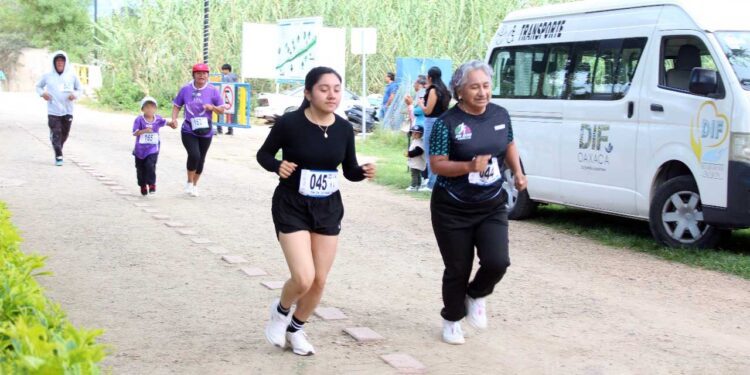 La carrera partió del Parque Independencia en el centro de Huajuapan.