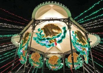 Foto: Adrián Gaytán // La decoración de los espacios públicos por las fiestas de Guelaguetza y otras han generado inconformidad.