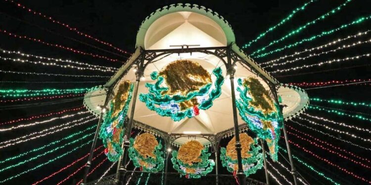 Foto: Adrián Gaytán // La decoración de los espacios públicos por las fiestas de Guelaguetza y otras han generado inconformidad.