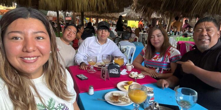 Fotos: cortesía // La profesora Francisca rodeada del cariño de sus hijos Hassif Silvestre y Lilian del Carmen.