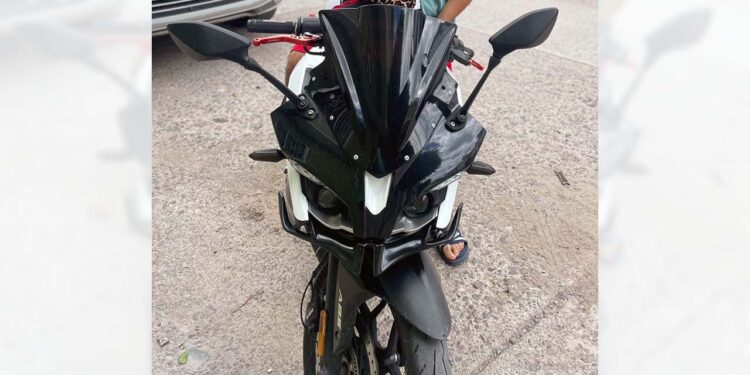 La motocicleta es una Pulsar RS200, color blanco con negro con placas de circulación 02TAA8, del Estado.