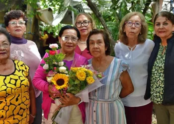 Fotos: Rubén Morales // Las presentes felicitaron a Remedios Zárate y compartieron con ella la alegría de partir el pastel.