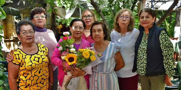 Fotos: Rubén Morales // Las presentes felicitaron a Remedios Zárate y compartieron con ella la alegría de partir el pastel.