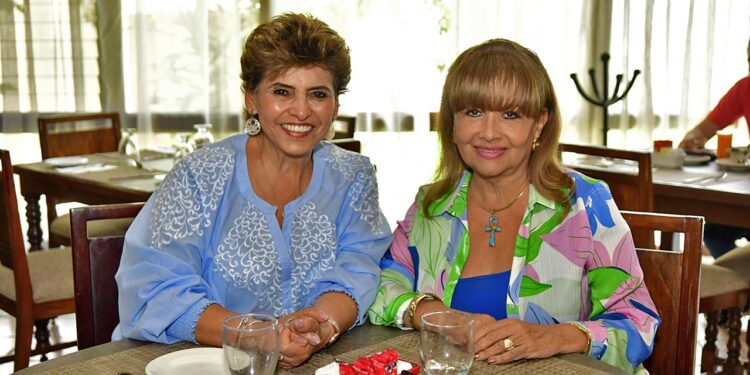 Foto: Rubén Morales // María Luisa y Lizi fueron captadas por el lente de ESTILO OAXACA durante un desayuno.