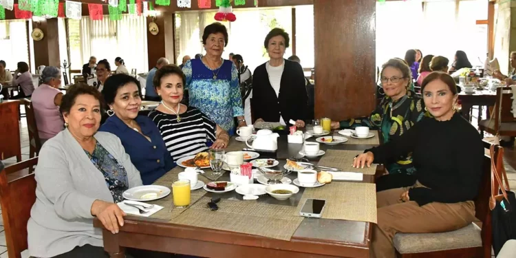 Fotos: Rubén Morales // Mary Marychalar, Maru Reyes, Irene Rodríguez de Díaz, Silvia Rojas, Juanita Gómez, Olguita Scheremberg y Celia Martínez.