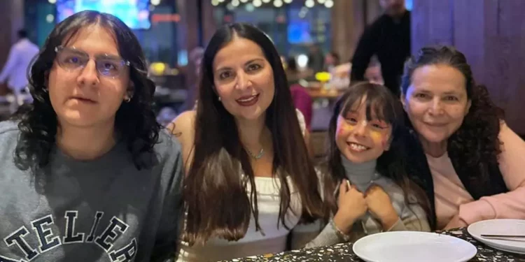 Foto: Rubén Morales // Montserrat Marín disfrutó de una cena muy especial en compañía de sus hijos y su mamá.
