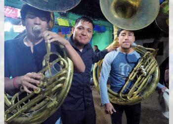 Rusbel Josué con integrantes de la banda Jade.